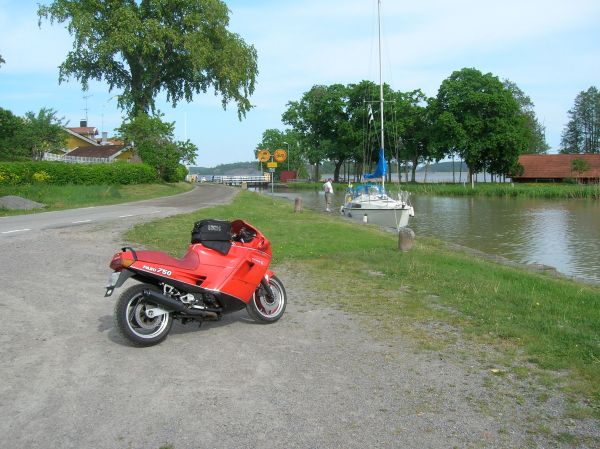 La Signorina parked by the Göta Kanal in Mem